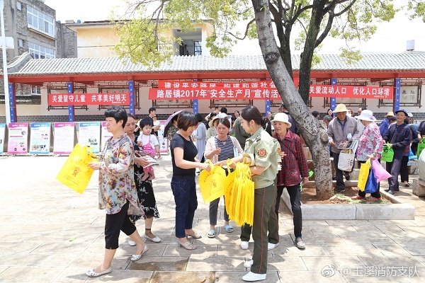 人口普查 留守儿童_留守儿童图片(2)