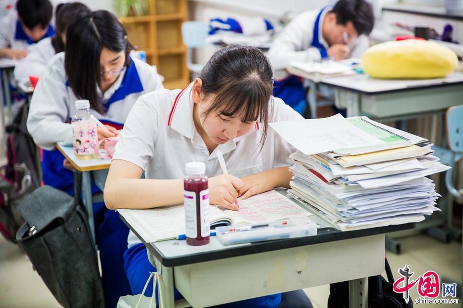 请播放欧美性感老妇女性生活