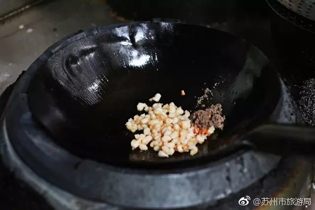 校花被 出乳白色液体电影