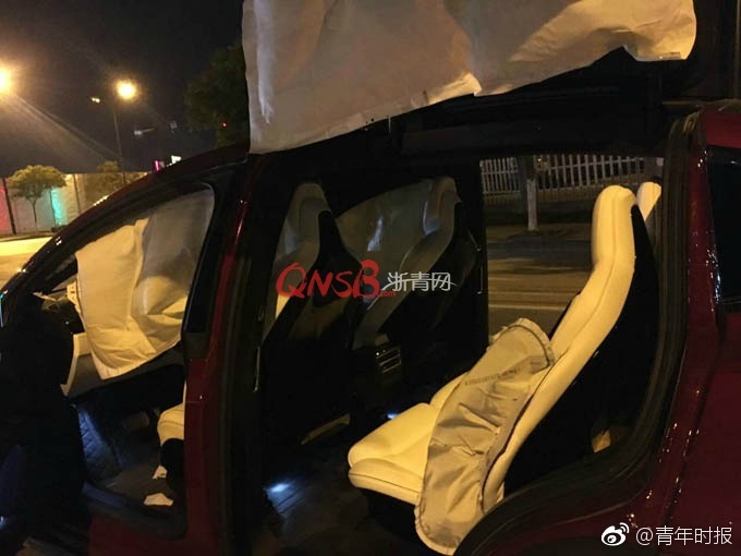 美女露出 让客人玩