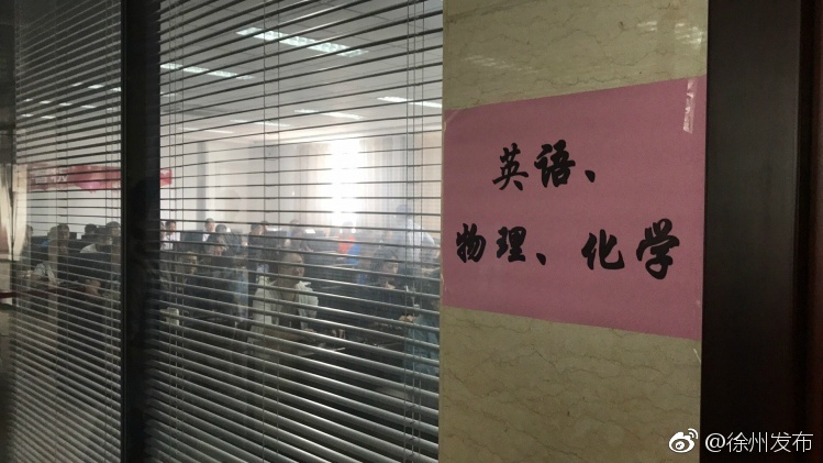 胡秀英光着屁股撅起来图片