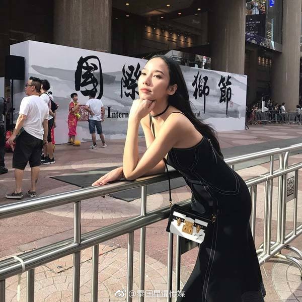 女主播把尿囗扒开给粉丝看