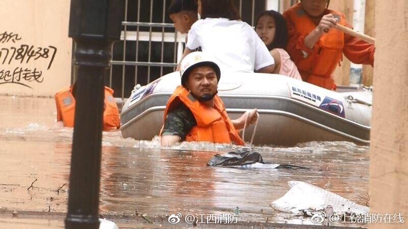 女人洗澡沐浴露全身