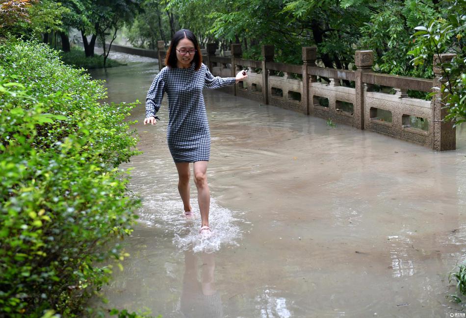 网 曝 色情