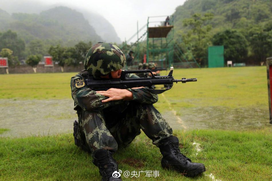 校花主动掀开Jk露出白色内裤