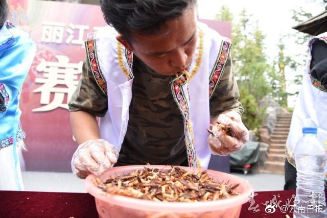 我和女同学裸体互摸