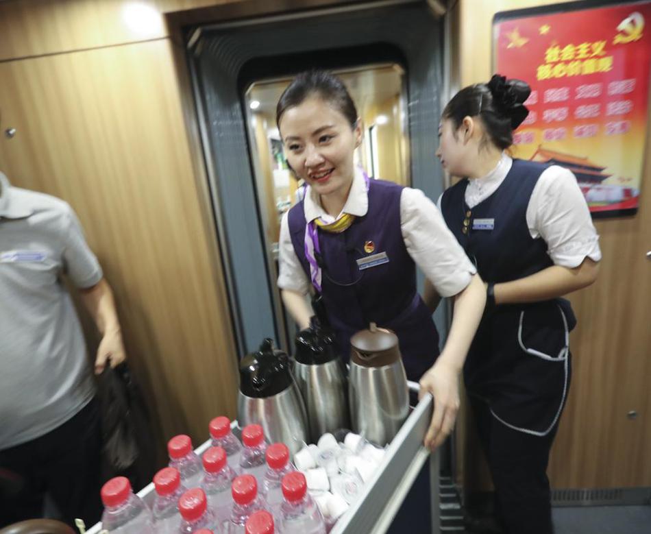 女主人享受舌奴用嘴伺候