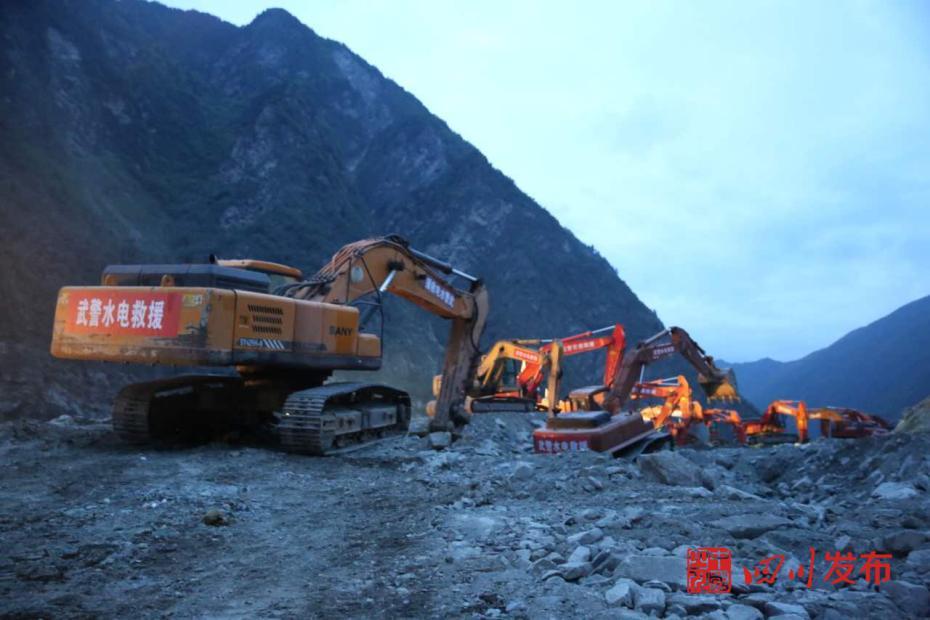 厨房脱岳裙子在后面挺进剧情介绍