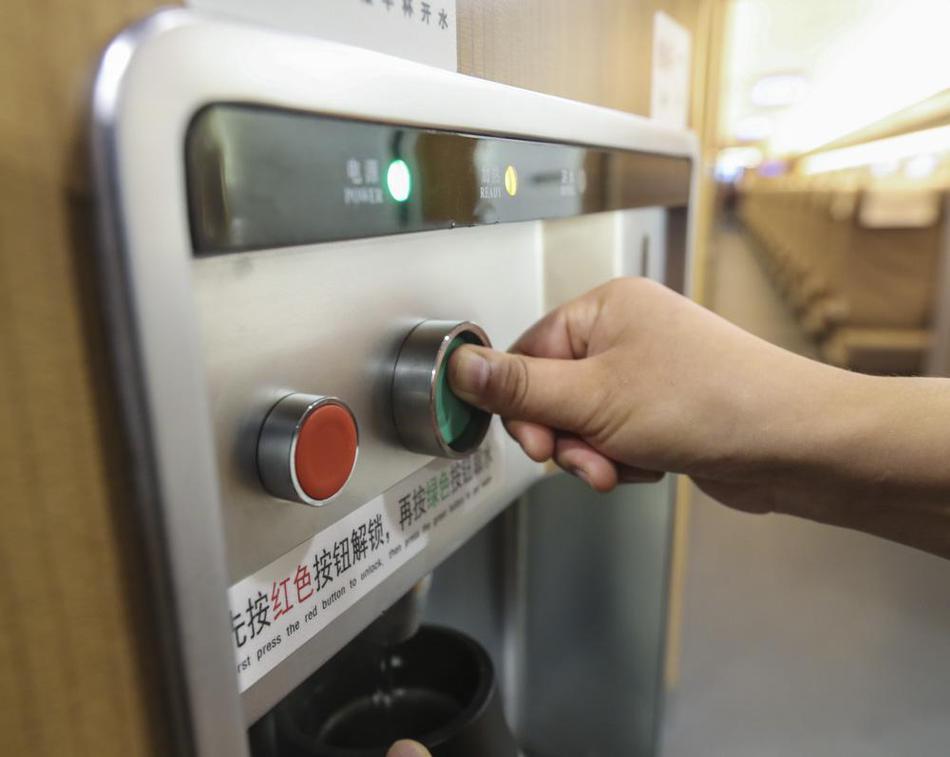男人的 伸到 里拔萝卜