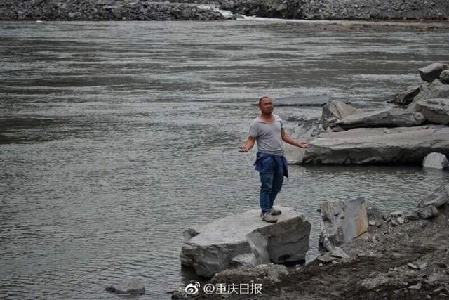 美女扒开胸罩 给男生吃