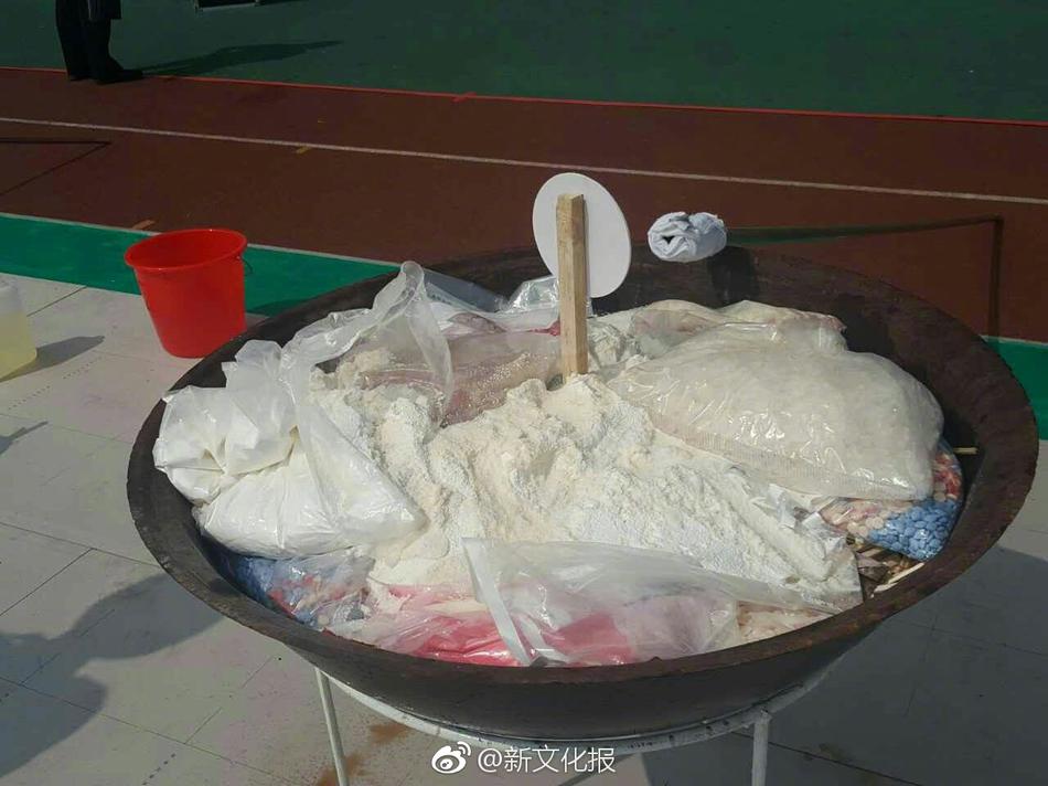 女厕真实偷拍撒尿KTV