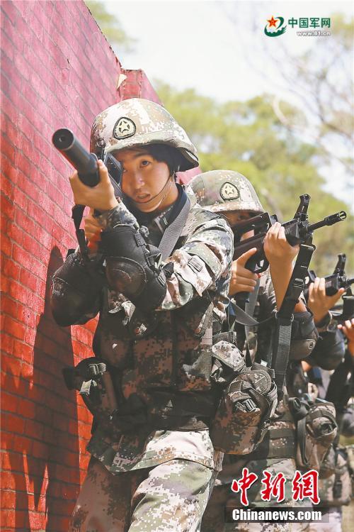 一男孩半夜给女孩吃坤巴