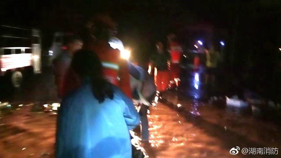 连日暴雨致居民楼群众被困 湖南消防连夜奋战救出15人