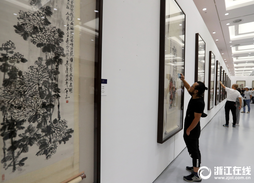 老师解开胸罩喂我吃奶