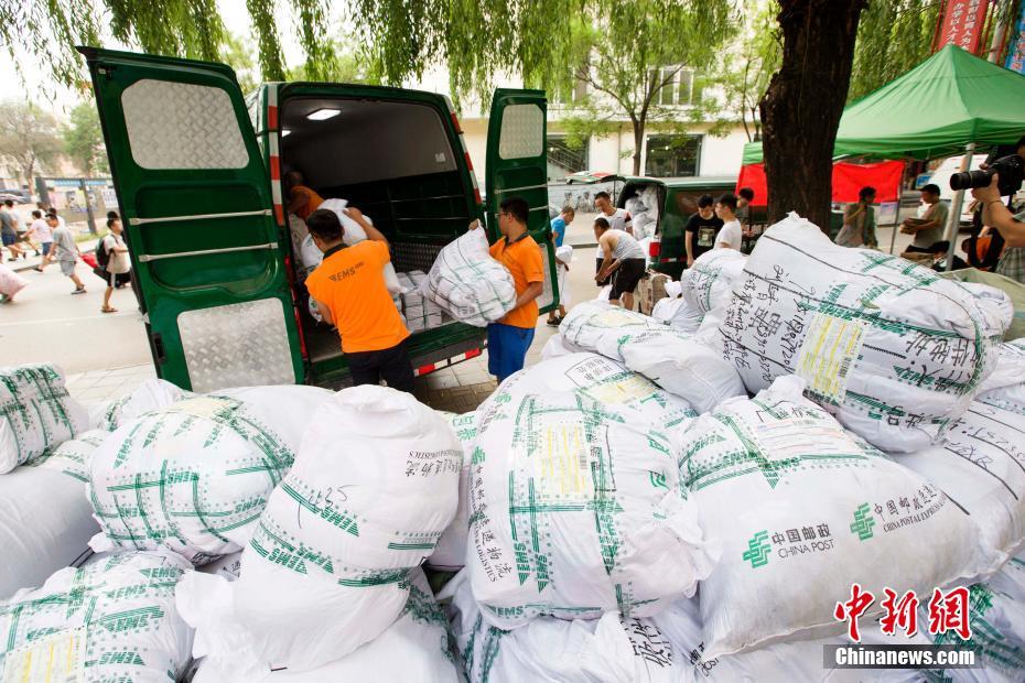 双腿张开被5个男人调教电影