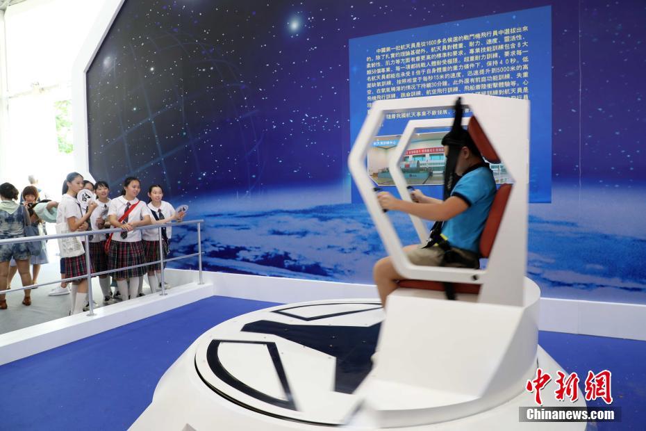 老师解开胸罩喂我吃奶