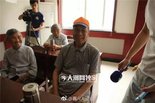 人妻在卧室被黑人疯狂进入