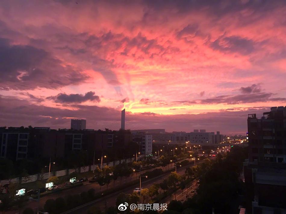 玩小雪跪趴把腿分到最大影视频