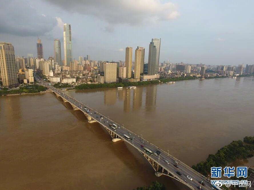 校花大胸奶汁乳流奶水出来