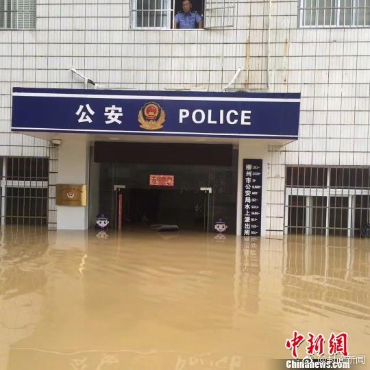 班长让我看她的 罩奶头