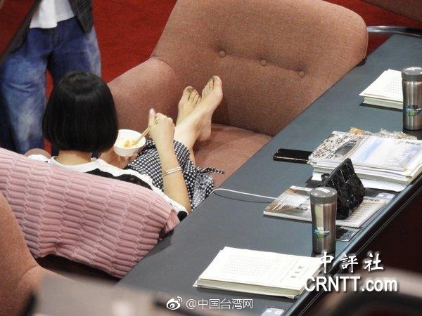 美女露私秘?部位裙底