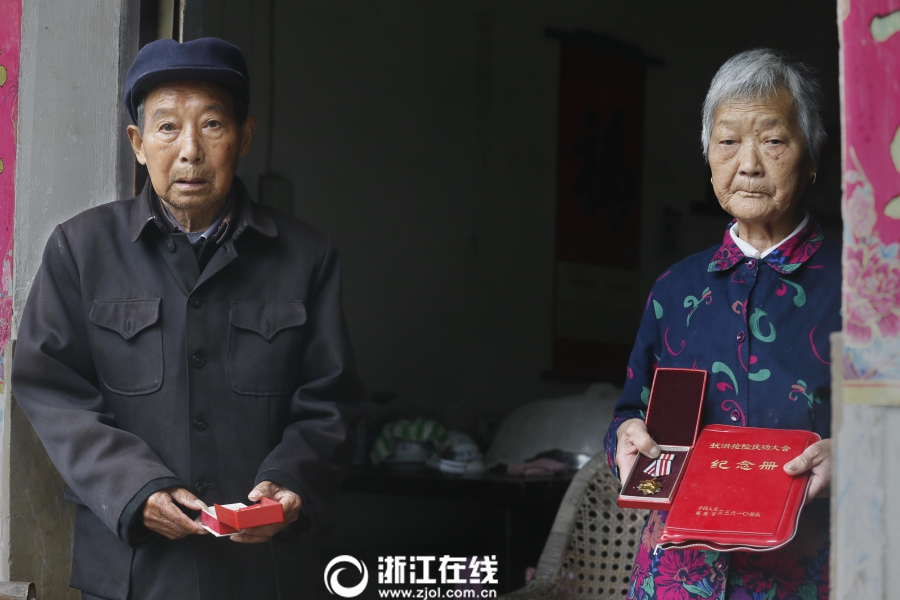 白丝美女跪着扒开 给男人玩