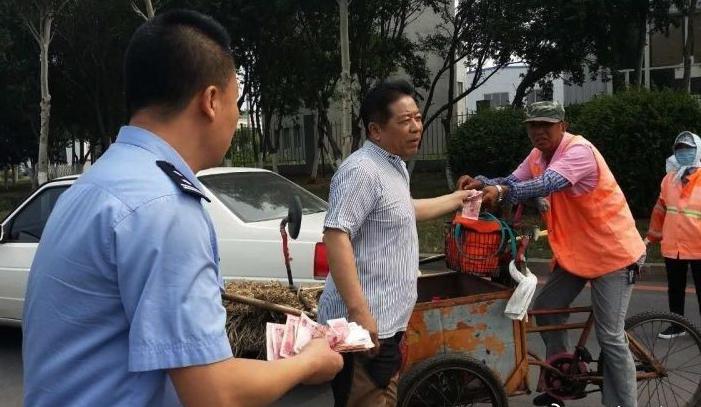 妺妺晚上调教我吃她的白袜脚