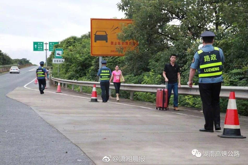 女人脱精光让人桶爽了