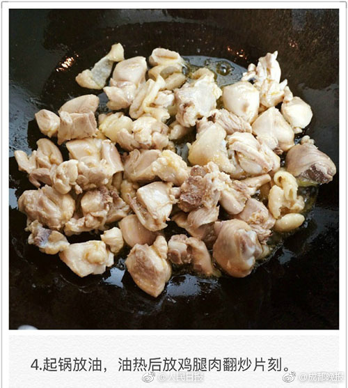 美女扒开胸罩秘 露出奶头亲