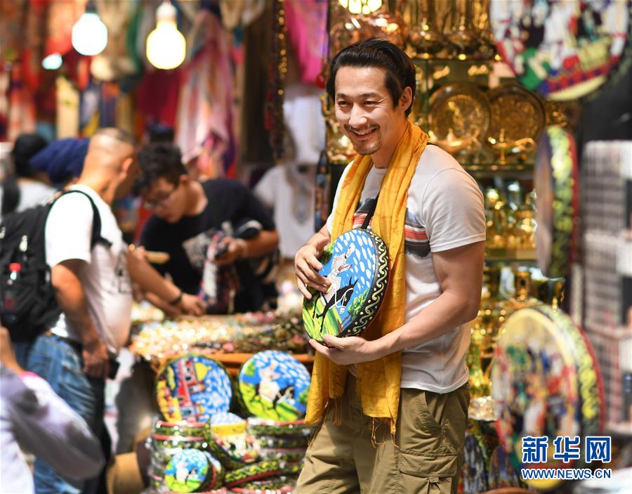 亚洲老年揄情色情
