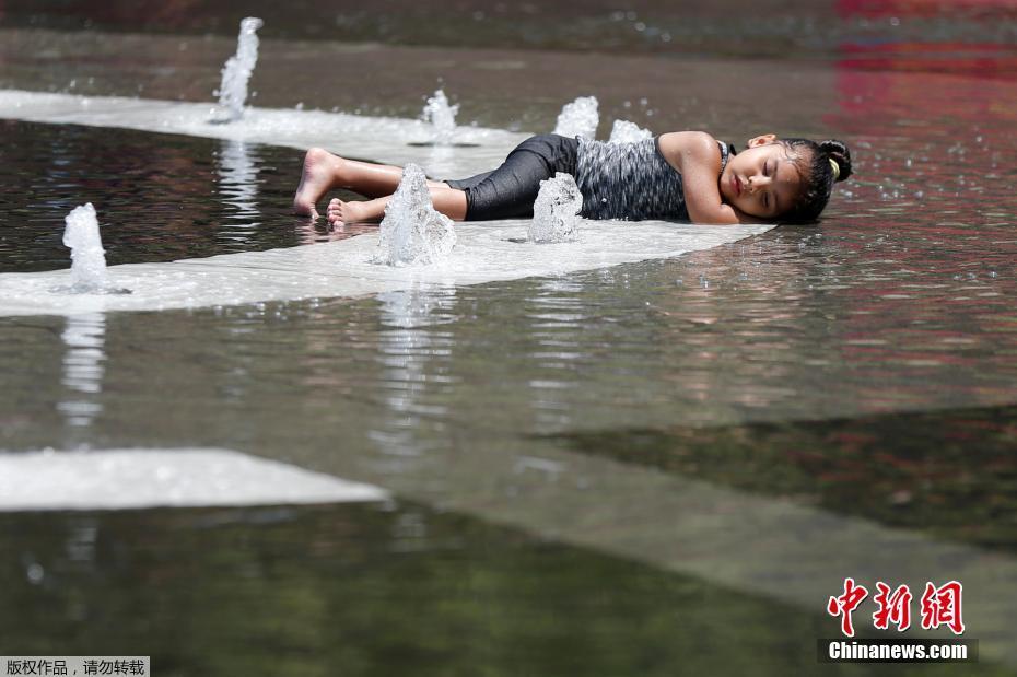 惩罚女朋开 跪着让客人玩弄