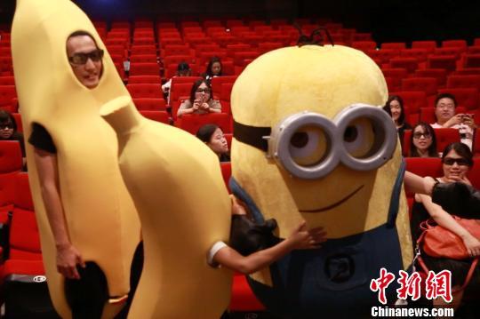 二男一左一右吃奶