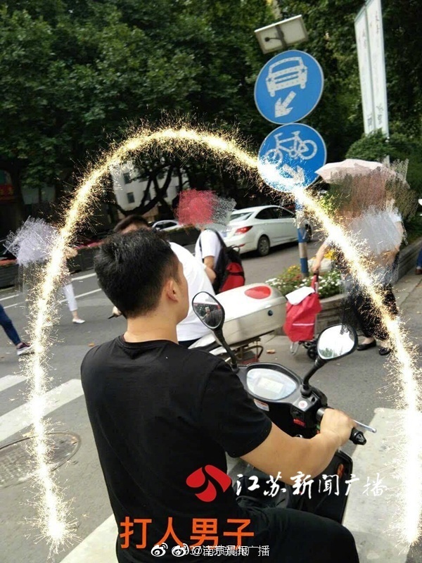 电影院揉女朋友奶头h