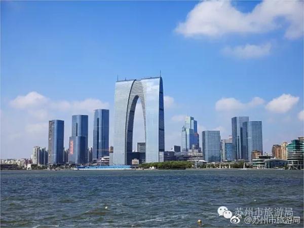 女人撩起双乳喂给男人