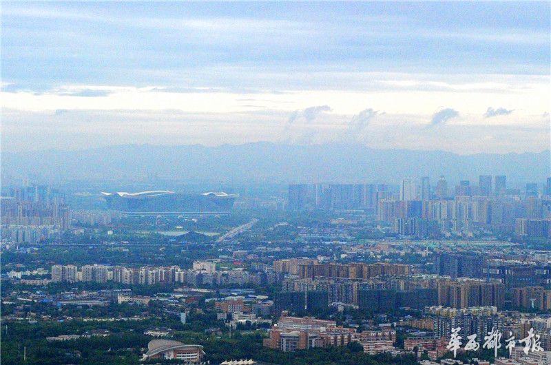 他趴在我两腿中间吸我
