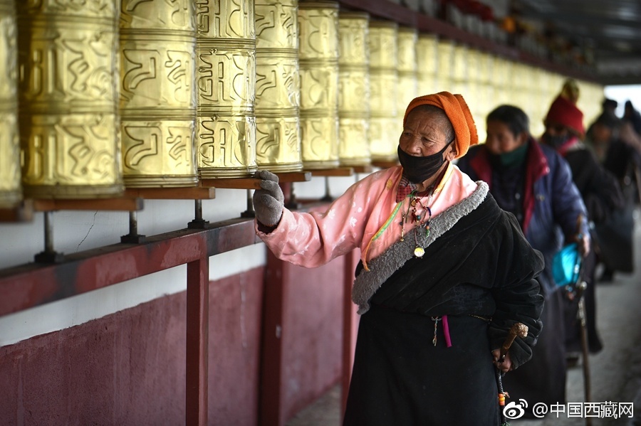 女人撩起双乳喂给男人