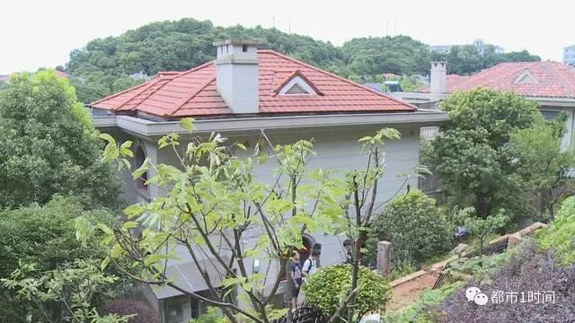 女班长乖乖掀起裙子被打屁股