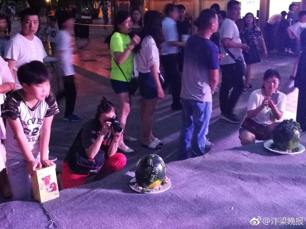 脱了内裤在阳台趴着被c动漫