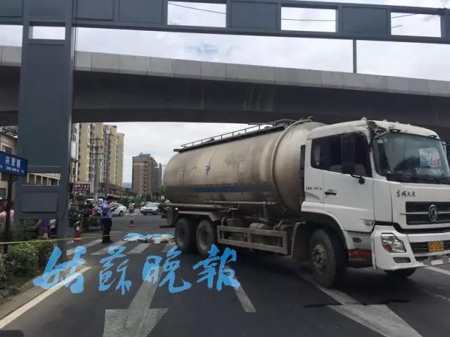 偷拍美女短裙露B