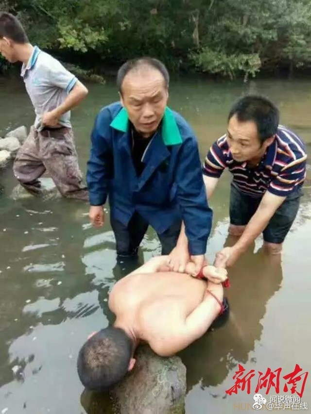 甘雨裸体被 扒开腿羞羞