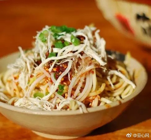 萌白酱一线天