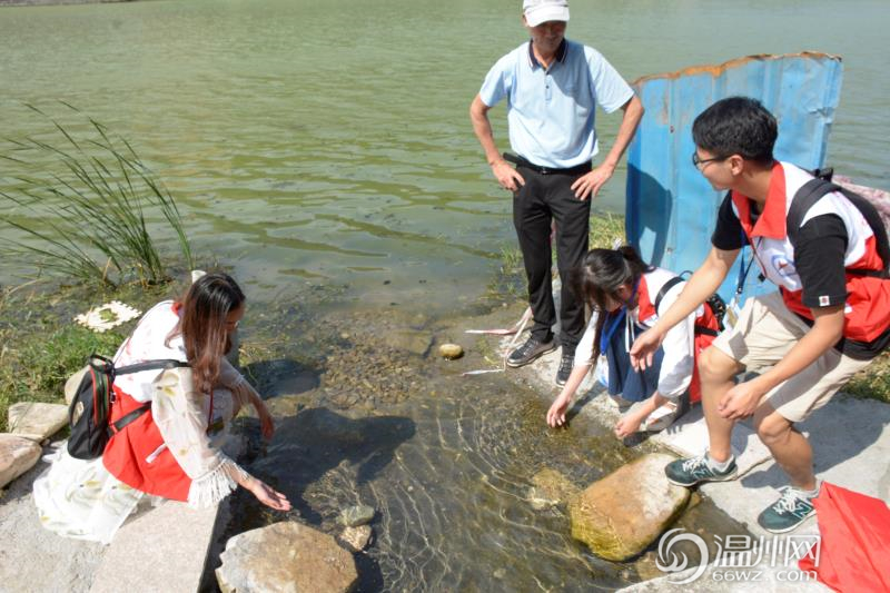 和老女人日逼经过