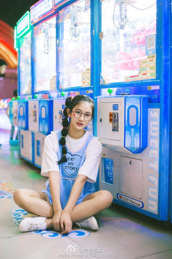 老妇女大奶子和逼视并