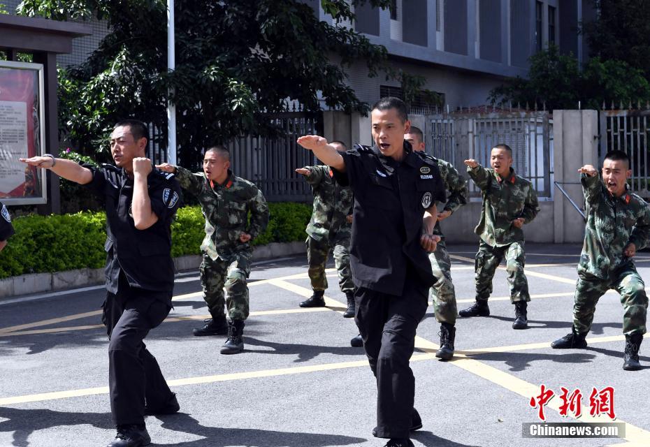 男同在公交车上激情打飞机