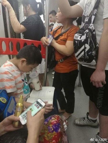 国模美心二女一男私拍