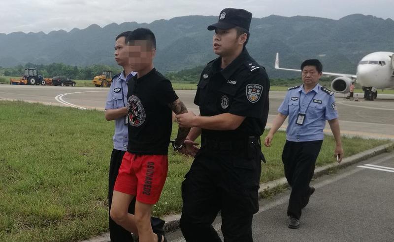 美女吃奶头网站