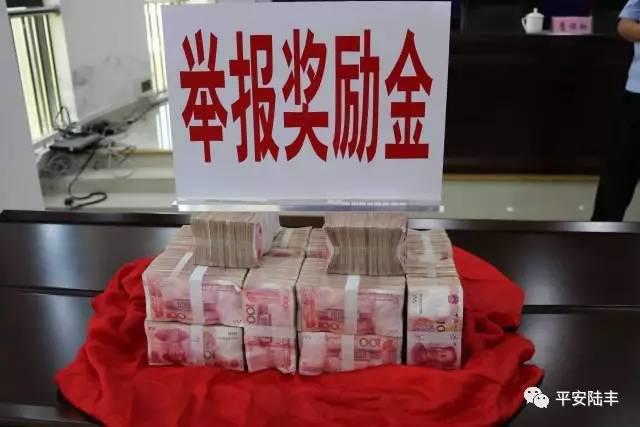 公交车上扒开腿做爰H男男