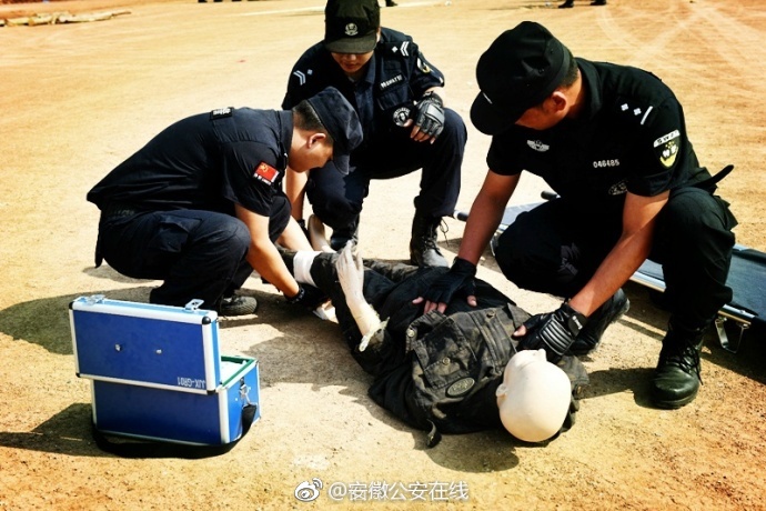 人妻在夫旁被强行侵犯