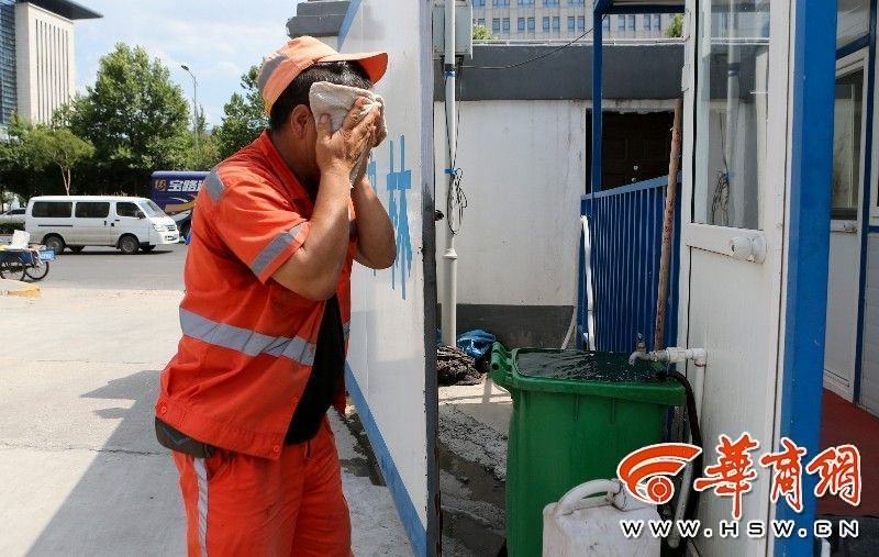 每次他吸我奶头很享受