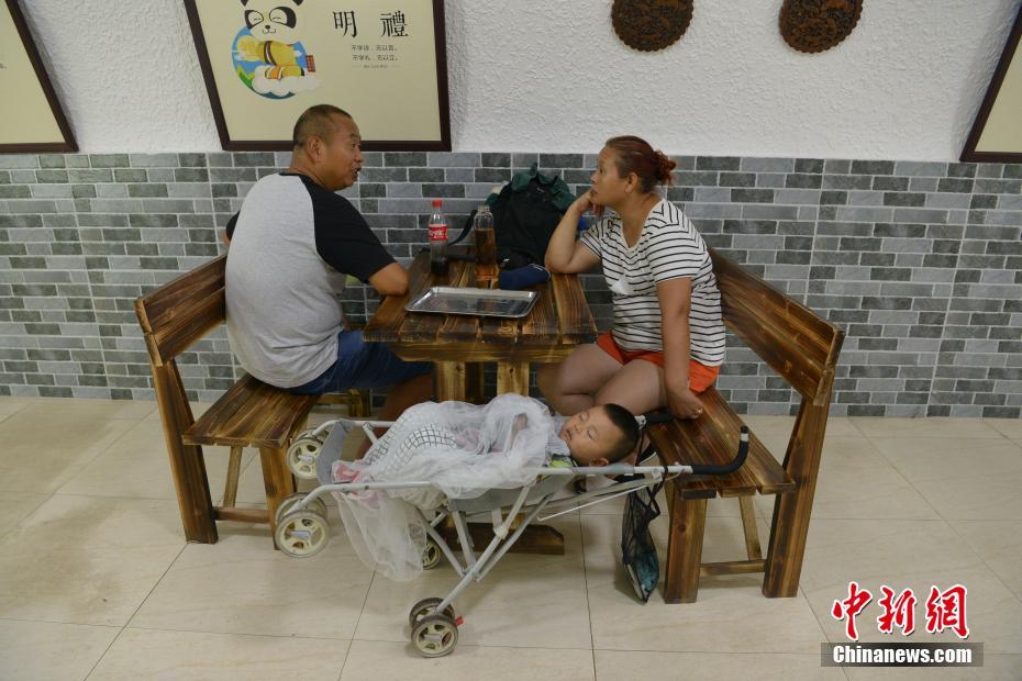 厨房脱岳裙子在后面进去